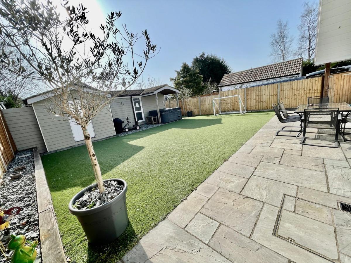 Four Corners Holiday Home Hot Tub & Sauna Ferndown Eksteriør billede