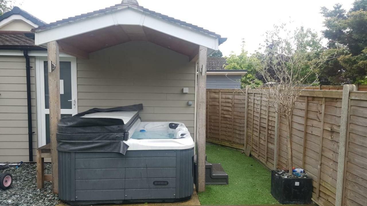Four Corners Holiday Home Hot Tub & Sauna Ferndown Eksteriør billede